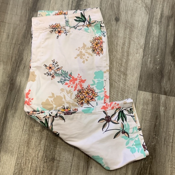 St. John’s Bay Gorgeous Floral Capris by St. John’s Bay Size 12P - Picture 10 of 10